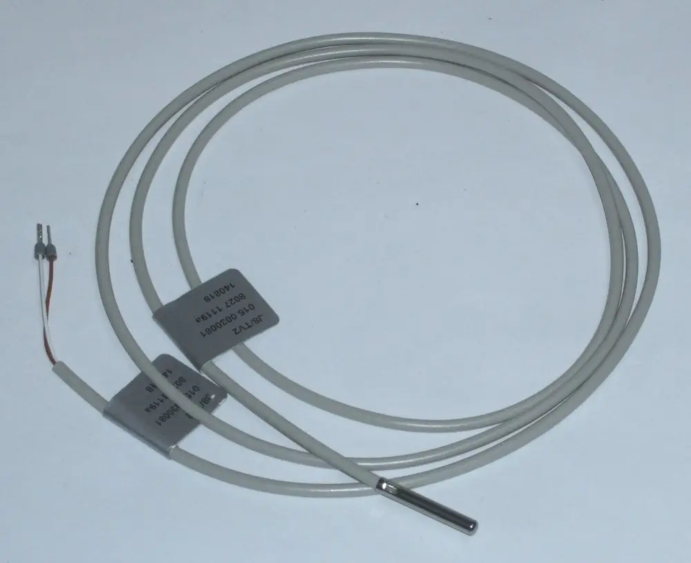 Kabel mit Temperatursensor für Daikin Heizsystem. Der Sensor hat eine metallene Spitze und graue Ummantelung, angeschlossen durch einen kleinen Stecker mit zwei Drähten.